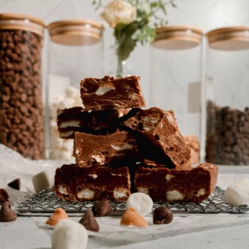 Side view of marshmallow chocolate peanut butter fudge.